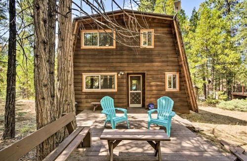 Strawberry House | Charming Pinecrest Cabin with Private Deck