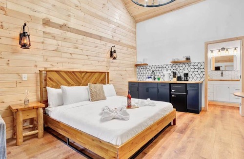 Canadensis Hotel | Charming Pocono Modern | Firepits | Pickleball!