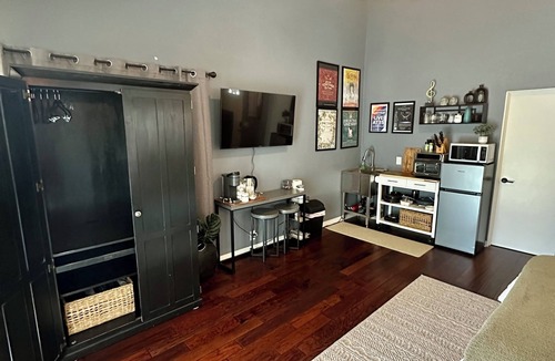 Represa Apartment | Charming poolside studio in Folsom with WiFi, AC