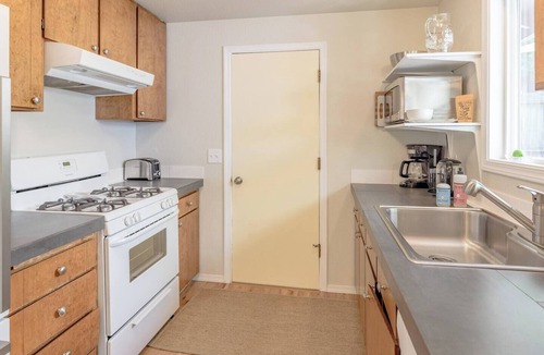 Larkspur House | Charming, private 2-bedroom house with WiFi, AC in convenient Bend neighborhood.