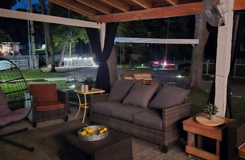 Lee's Summit House | Charming private bungalow hideaway in delightful Downtown Lee's Summit with AC