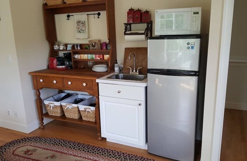 Myrtle Creek Cottage | Charming, Private Cottage near I-5 and Golf Course.