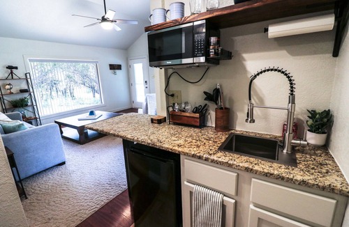 Valley Mills Cottage | Charming Private Cottage with Hot Tub in Valley Mills
