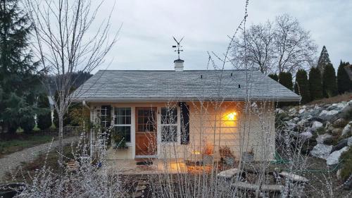 Myrtle Creek House | Charming, Private Cottage in Myrtle Creek
