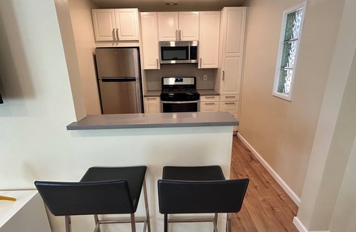 Burbank House | Charming private guest house in delightful Burbank near Disney & Ranch Studios