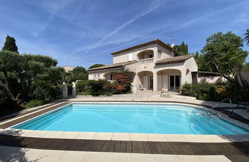 La Seyne-sur-Mer House | Charming property with swimming pool, internet and air conditioning.