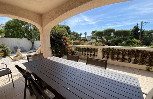 La Seyne-sur-Mer House | Charming property with swimming pool, internet and air conditioning.