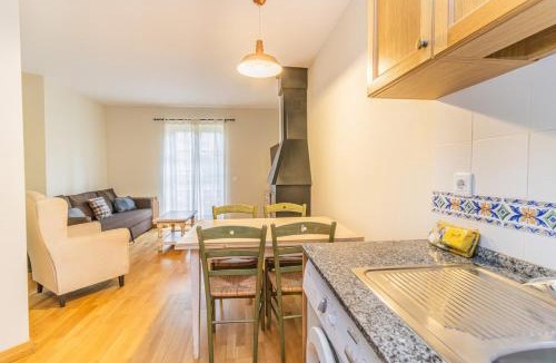 Linsoles Apartment | Charming Pyrenean Flat with Terrace, Views & Pool