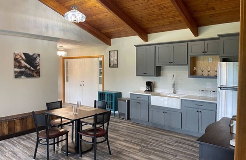 Wellsboro Cabin | Charming Queen Suite w/Shared Firepit + Game Room