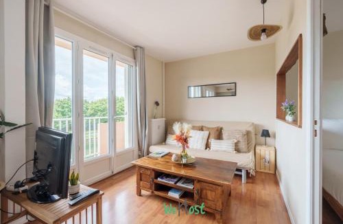 Faubourg-Raines Apartment | Charming quiet accommodation with balcony and parking