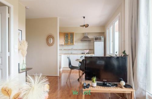 Faubourg-Raines Apartment | Charming quiet accommodation with balcony and parking