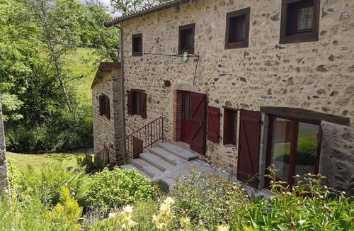 Ferrieres-sur-Sichon Cottage | Charming Renovated Mill: Nature Retreat with Fishing, Family Amenities & Wi-Fi