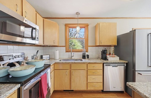East Raleigh House | Charming Raleigh Retro House: King Bed, Pet Friendly, Near Downtown & WakeMed