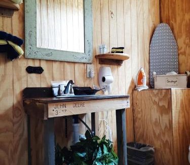 Mountain Home House | Charming Ranch Cabin with Milky Way Stargazing near Mountain Home, Texas