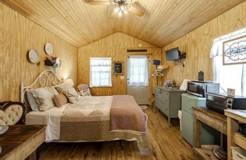 Mountain Home House | Charming Ranch Cabin with Milky Way Stargazing near Mountain Home, Texas