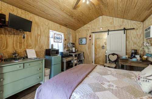 Mountain Home House | Charming Ranch Cabin with Milky Way Stargazing near Mountain Home, Texas