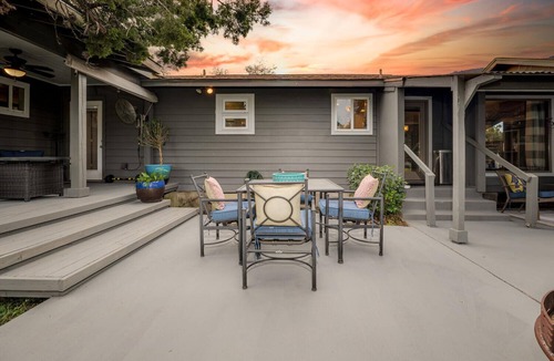 Austin House | Charming ranch house near wedding venues,wineries, breweries, HEB, Austin Zoo