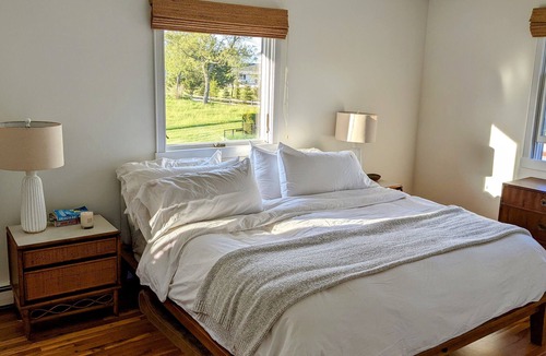 Orient House | Charming ranch house with pool, steps to beach