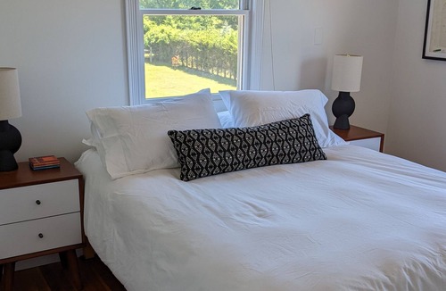 Orient House | Charming ranch house with pool, steps to beach