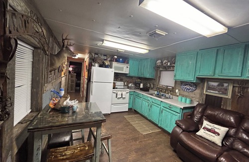 Duval County Other | Charming Ranch Retreat: Cozy 2-Bedroom Sleeps 9!