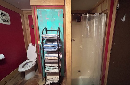 Duval County Other | Charming Ranch Retreat: Cozy 2-Bedroom Sleeps 9!