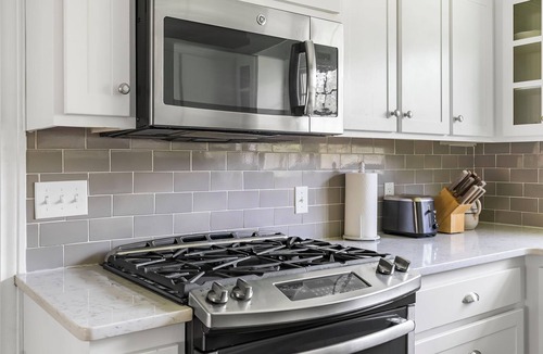 Joplin House | Charming Rancher, Close to Everything!