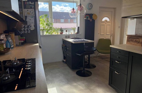 Reading House | Charming Reading Garden House Pet Friendly