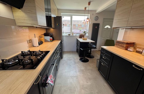 Reading House | Charming Reading Garden House Pet Friendly