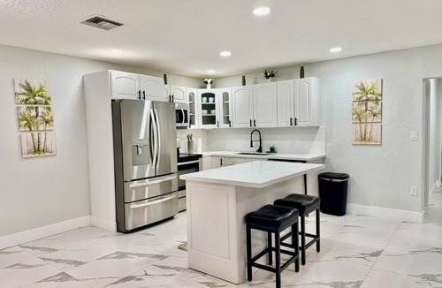 Sunrise House | Charming Relaxing Modern Retreat in Sunrise