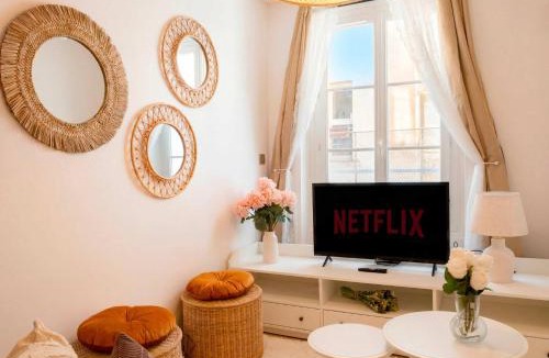 Quartier Sainte-Avoye Apartment | Charming Renovated 1BR Marais Pompidou