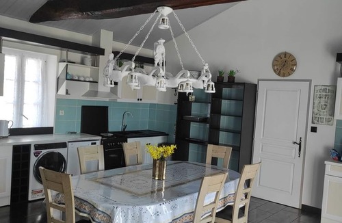 Brem Sur Mer Cottage | Charming Renovated Farmhouse with Private Garden, Near Fishing Pond, Trampoline, and BBQ