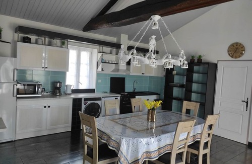 Brem Sur Mer Cottage | Charming Renovated Farmhouse with Private Garden, Near Fishing Pond, Trampoline, and BBQ
