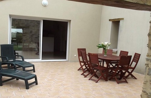 La Garnache Cottage | Charming Renovated Barn, Spacious Garden, and Ping-Pong Table in La Garnache