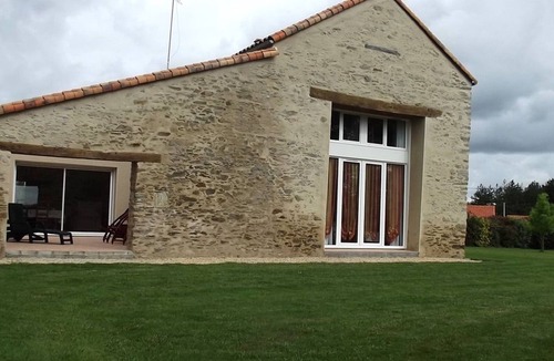La Garnache Cottage | Charming Renovated Barn, Spacious Garden, and Ping-Pong Table in La Garnache