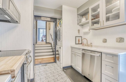 Historic District House | Charming Renovated Historic Home Downtown wParking