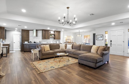 South Tulsa House | Charming & Renovated in S Tulsa Staycation or Long-Term Stays-Backs to Trails