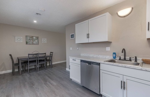 St. Robert House | Charming Renovated 2 Bedroom Townhome LESS THAN 10 mins from FLW Main Gate