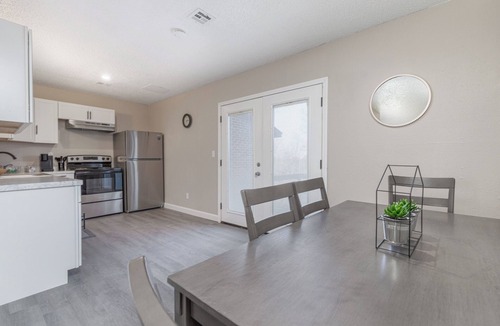 St. Robert House | Charming Renovated 2 Bedroom Townhome LESS THAN 10 mins from FLW Main Gate