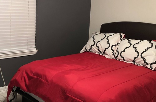 Donna House | "Charming Rental with 3Bedrooms, 2Full Bathroom, and Expansive Patio!"
