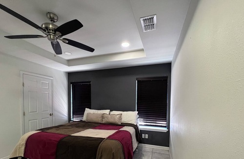 Donna House | "Charming Rental with 3Bedrooms, 2Full Bathroom, and Expansive Patio!"