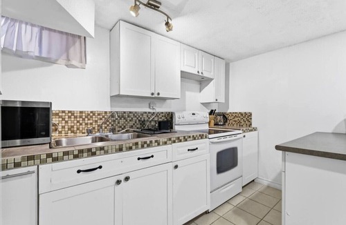 Port Weller House | Charming Retreat | Quiet, Cozy & Convenient