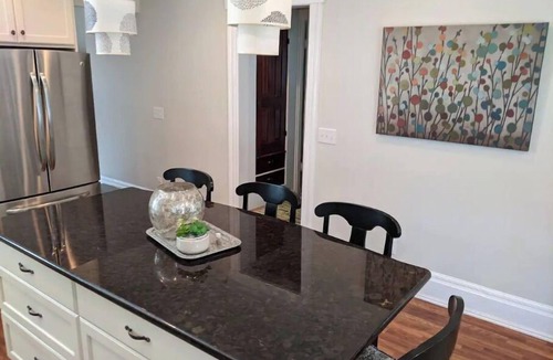 Chelsea House | Charming Retreat Downtown Chelsea 4 bed 2 bath