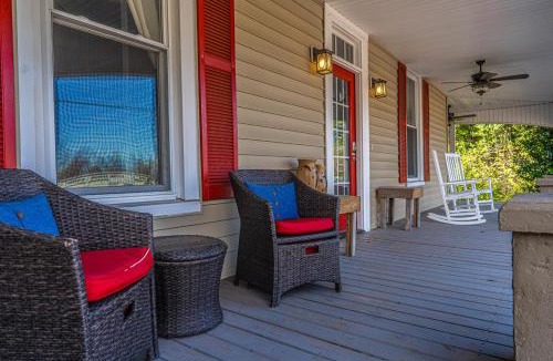 Carthage House | Charming Retreat- Downtown Carthage