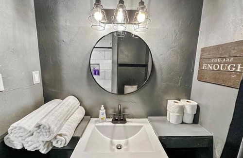 Pryor House | Charming Retreat home with Private Yard in Pryornn