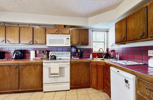 Longtown House | Charming retreat house with cozy living spaces, jetted tub, and Pet-friendly