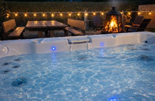 Eastman Ski Chalet | Charming Retreat in Eastman | Spa, Bike & Hike !