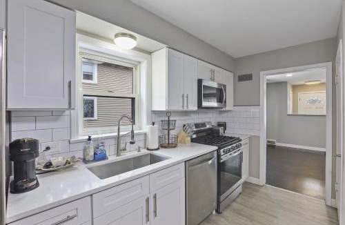Des Plaines House | Charming Retreat in the Heart of Des Plaines residence