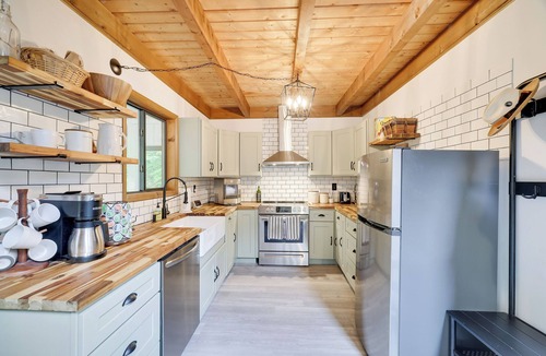 Hamlin Ski Chalet | Charming Retreat in the Hideout with a hot tub