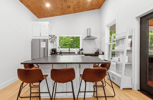 Flintstone House | Charming retreat minutes from Chattanooga & Lookout Mountain. Sleeps 7!