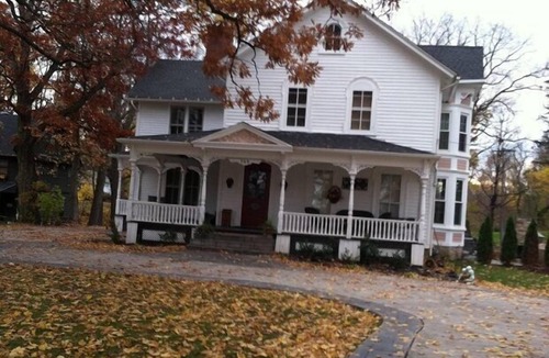 Youngstown Apartment | Charming River Rd Escape Circa 1860